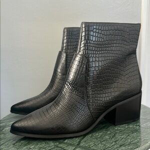 Tahari Raffi ankle boots